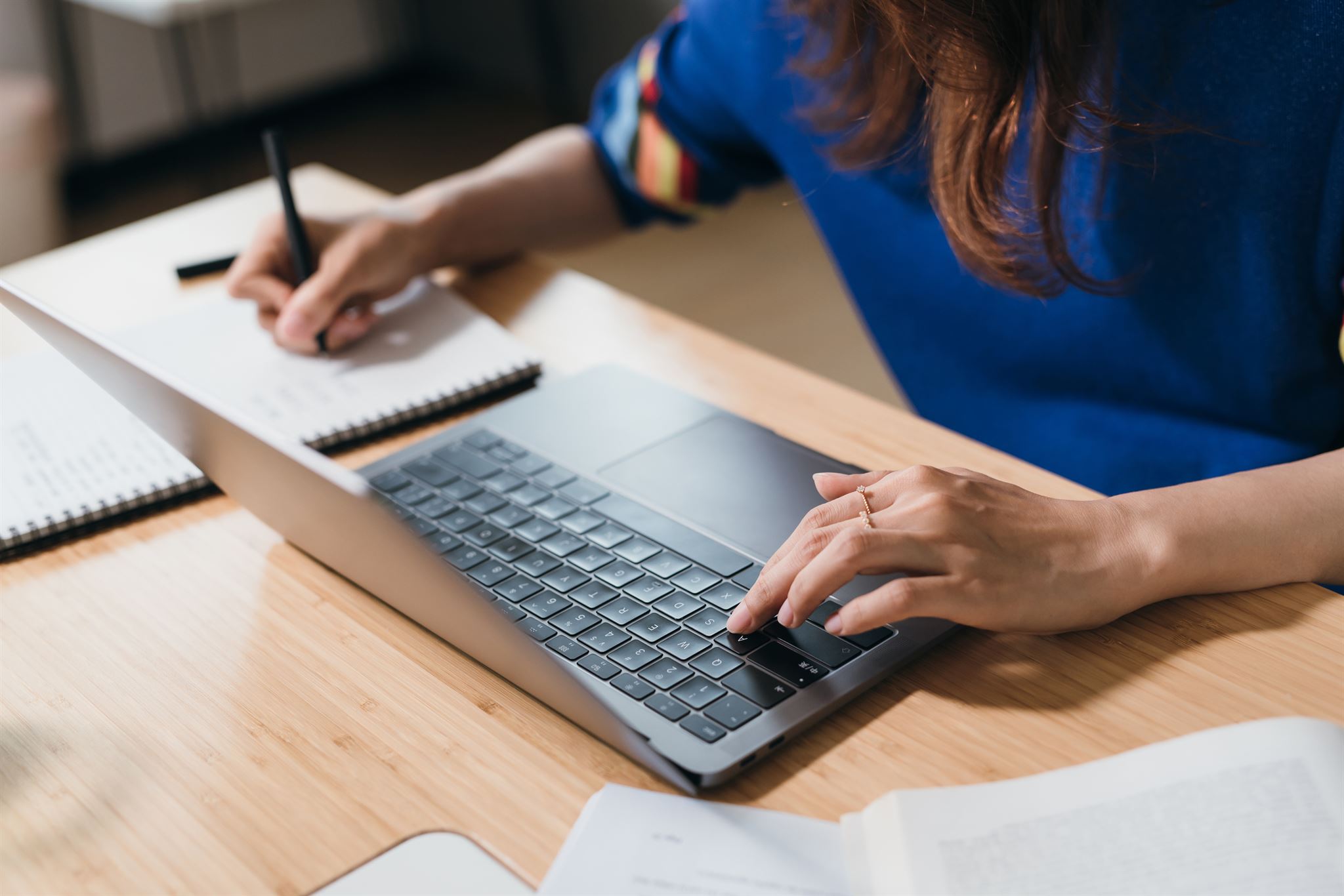 Persona-usando-equipo-portátil